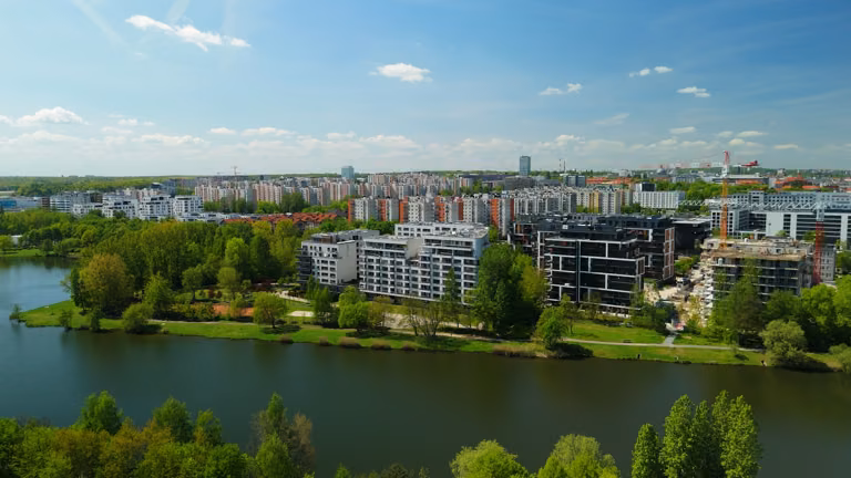Katowice, jezioro i zabudowa w rejonie Trzech Stawów oraz Inspire.