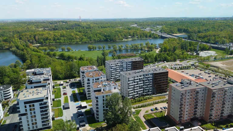 Katowice, zabudowa mieszkaniowa i tereny zielone w okolicy Trzech Stawów.